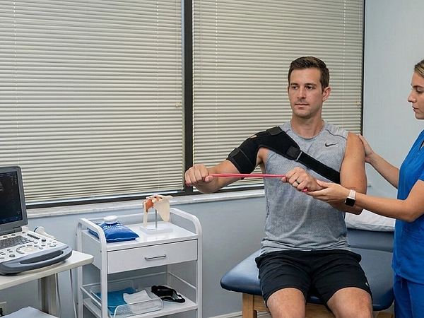 How Rotator Cuff Tears Are Treated Without Surgery in Pembroke Pines